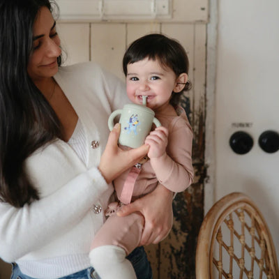 Copo Infantil Mushie Com Alças e Canudo Bluey Sage - Alças Antiderrapantes e Fáceis de Pegar
