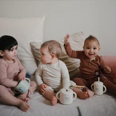 Copo Infantil Mushie Com Alças e Canudo Bluey Sage - Seguro e Conveniente